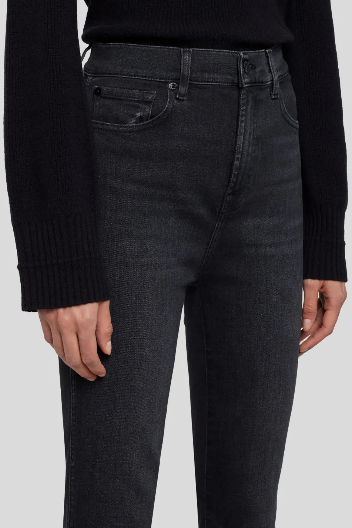 bootcutjeans_met_hoge_tai_2.webp BOOTCUT-JEANS MET HOGE TAILLE