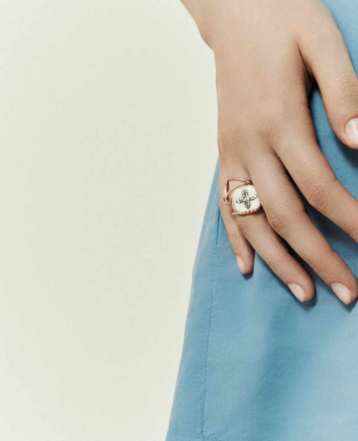 bowie_n_witte_diamantring_1.webp BOWIE N°2 WITTE DIAMANTRING