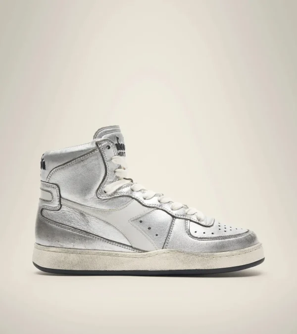 GEBRUIKTE METALEN SNEAKER